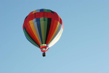 Sıcak hava balonu kalkıyor.