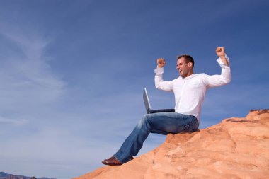 Adamın önünde diz üstü başarısını kutluyor