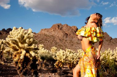 Çölde poz veren seksi kız.