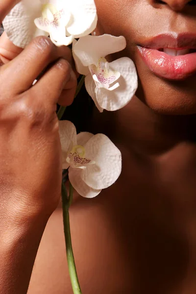 Linda Mulher Jovem Afro Americana Segurando Flor Orquídea Branca Seu — Fotografia de Stock