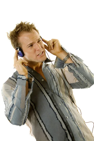 Jonge Man Casual Outfit Luisteren Muziek — Stockfoto