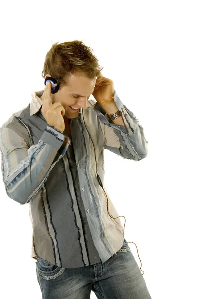 Jonge Man Casual Outfit Luisteren Muziek — Stockfoto