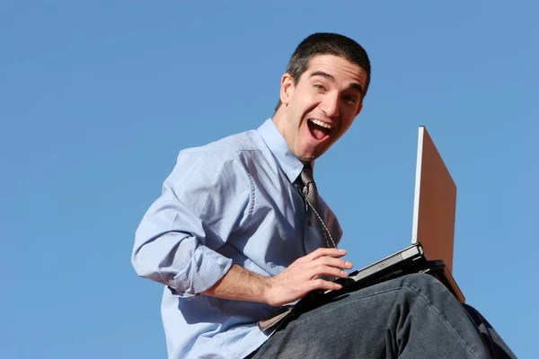 laptop gülen ile mutlu işadamı