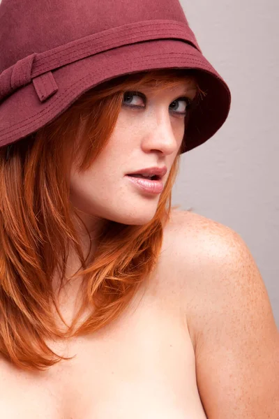 Bella Giovane Donna Con Cappello — Foto Stock