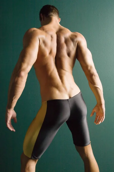 Kaslı bir adamın sırtı.