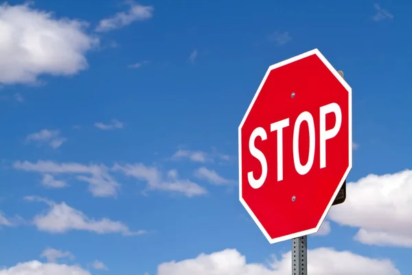 Señal Stop Contra Cielo Azul Con Nubes —  Fotos de Stock