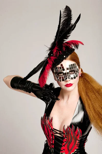 Długowłosy Kobieta Haute Couture Ubrania Maska — Zdjęcie stockowe