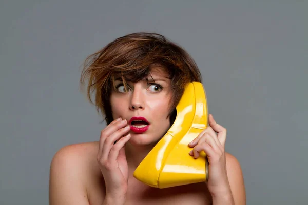 Žena Používá Botu Jako Telefon — Stock fotografie