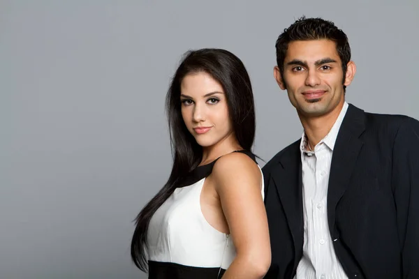 Başarılı genç etnik iş ekibi