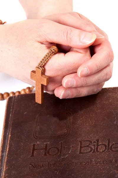 Une Personne Tenant Croix Sur Bible Priant — Photo
