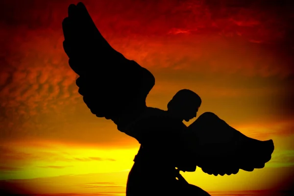 Siluet Malaikat Selama Matahari Terbenam Melawan Langit Dramatis — Stok Foto