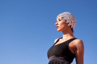 Açık havada şık giyinen seksi etnik kız.