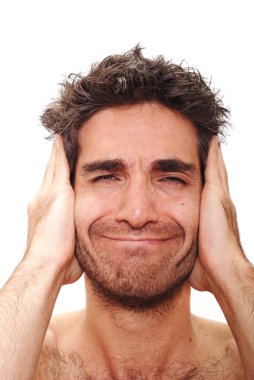 Çılgın yüz ifadesi olan bir adam.