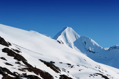 Alaska 'daki karlı dağ zirveleri