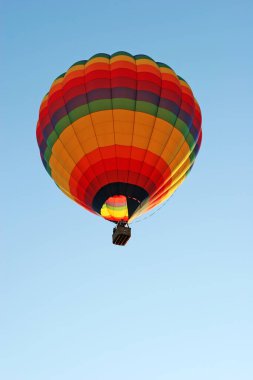 Mavi gök renkli sıcak hava balonu