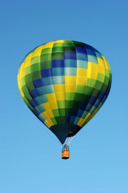 Mavi gök renkli sıcak hava balonu
