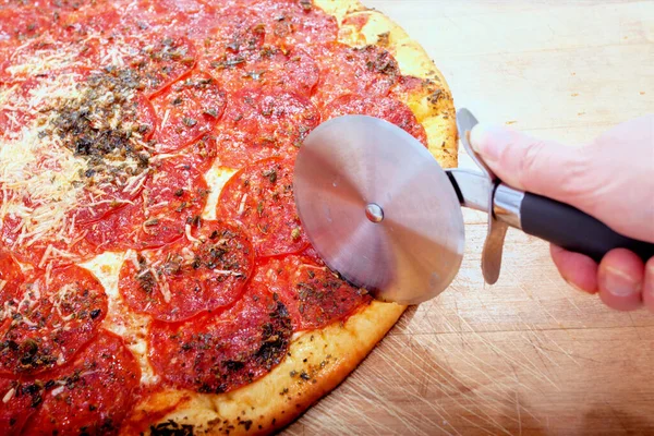 Läcker Hemlagad Pepperoni Pizza Redo Att Servera — Stockfoto