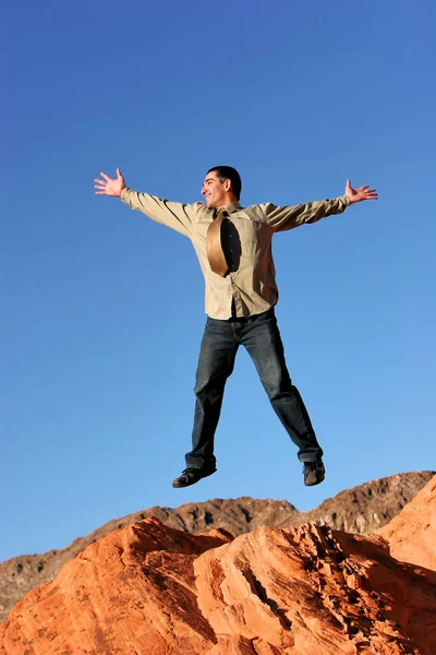 Успешный Уверенный Бизнесмен Прыгающий Счастья — стоковое фото
