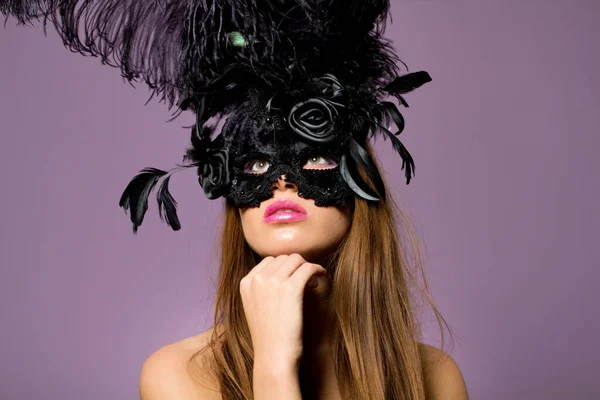 Piękna Młoda Brunetka Kobieta Modnej Czarnej Maski — Zdjęcie stockowe