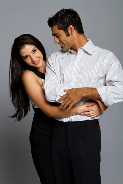 Takım elbiseli seksi romantik çift.