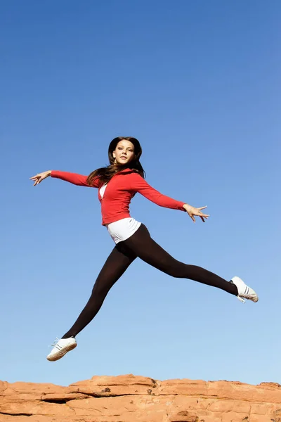 Hermosa Joven Atlética Mujer Saltando Alto — Foto de Stock