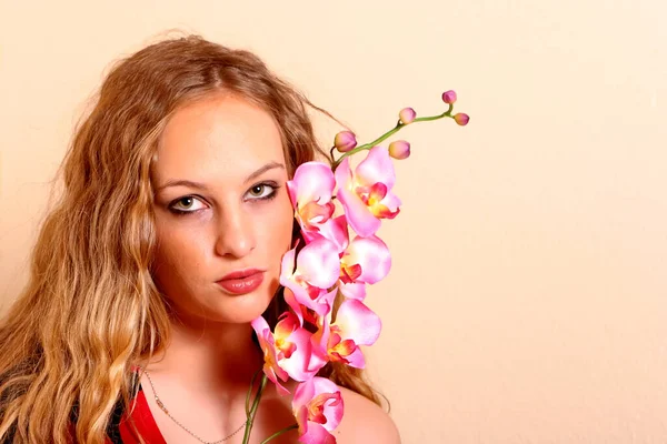 Красивая Молодая Женщина Орхидеей — стоковое фото