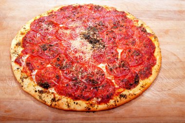 Lezzetli ev yapımı biberli pizza servis etmeye hazır.