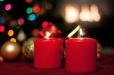 Mum ve süslemeli Noel süsü