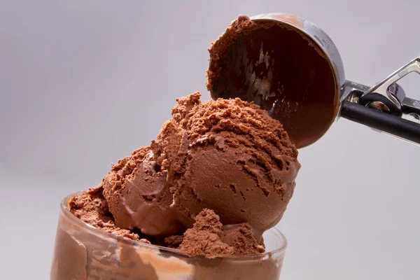 Tatlı olarak çikolatalı dondurma.