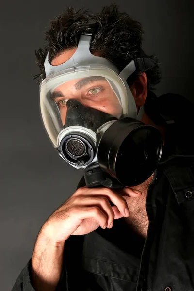 gaz maskesi ile genç adam