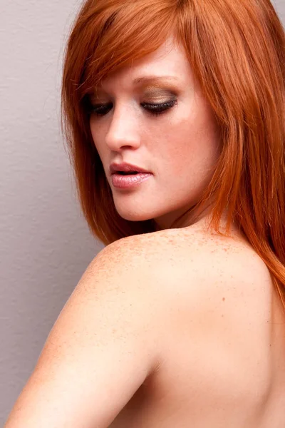 Junge Frau Mit Langen Roten Haaren — Stockfoto