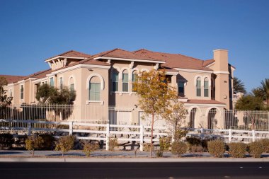 Güneybatı mimari tarzı banliyö evleri