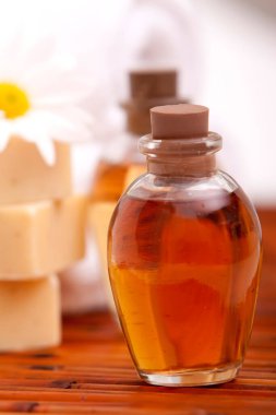 Havlu ve sabunlu spa aromaterapisi yağları