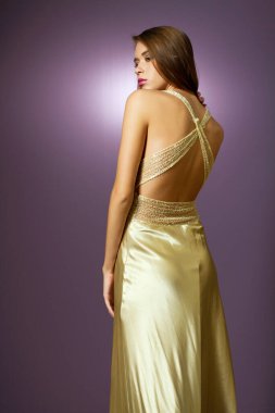 Moda stüdyosu fotoğrafı çeken güzel bir genç kadın.