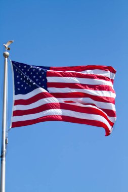 Mavi gökyüzüne karşı Amerikan bayrağı