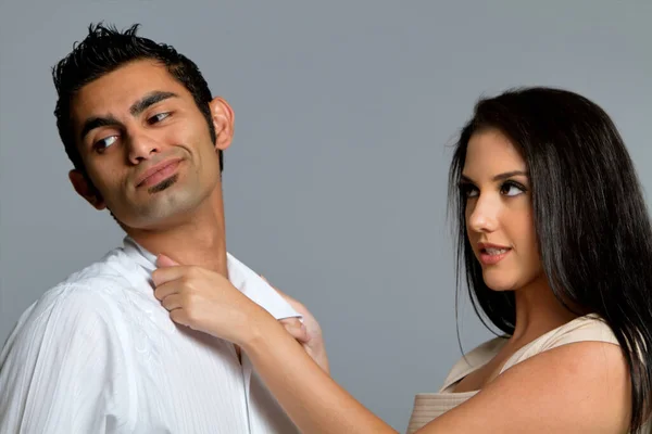 Genç etnik çiftin ilişki sorunları var