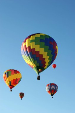 Mavi gök renkli sıcak hava balonu