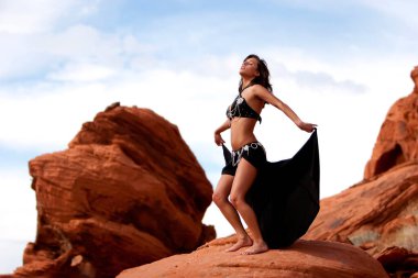 Çölde güzel seksi göbek dansçısı