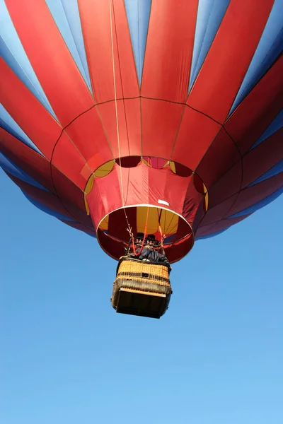 Kleurrijke Hete Luchtballon Blauwe Hemel — Stockfoto