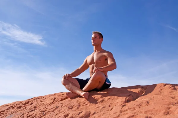 Homem Muscular Meditando Rochas Vermelhas — Fotografia de Stock