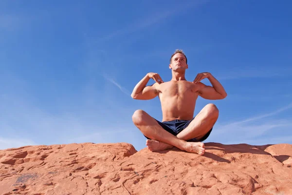 Svalnatý Muž Meditující Červených Kamenech — Stock fotografie