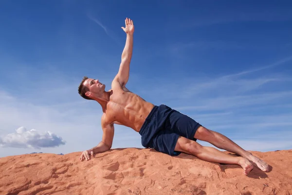 genç adam açık havada yoga yaparken