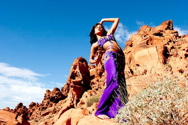 Bela Dançarina Sexy Deserto — Fotografia de Stock