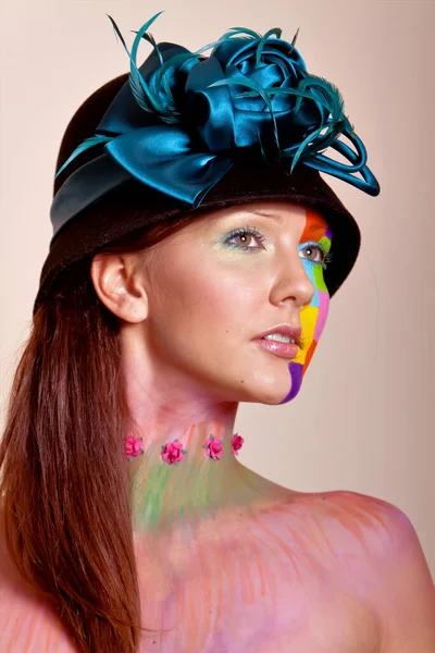 Ung Lång Hår Brunett Flicka Med Färgglada Mode Makeup — Stockfoto