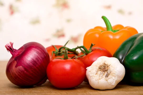 Kolorowe Świeże Warzywa Organiczne Desce Drewnianej — Zdjęcie stockowe
