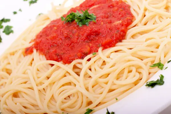 熱々のトマトソースの上に自家製スパゲティ — ストック写真
