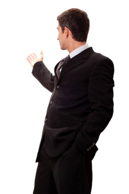 Koyu takım elbiseli iş adamı sunum yapıyor.