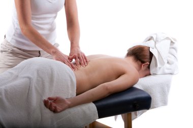 Masaj terapisti sırt masajı yapıyor.