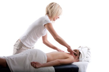 Masaj terapisti sırt masajı yapıyor.