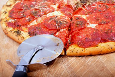 Lezzetli ev yapımı biberli pizza servis etmeye hazır.